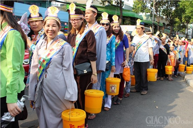 Chùa Viên Giác thả cá phóng sanh mừng Phật đản ảnh 4 12ps.jpg