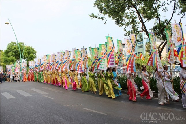 Chùa Viên Giác thả cá phóng sanh mừng Phật đản ảnh 2 8ps.jpg