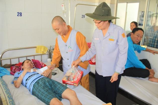 Đội TNV máu sống GĐPT Đà Nẵng tặng quà ảnh 1 hienmau dn.jpg