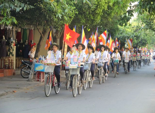 Nét đẹp nơi phố Hội: đạp xe mừng Phật đản ảnh 2 hoian 2.jpg