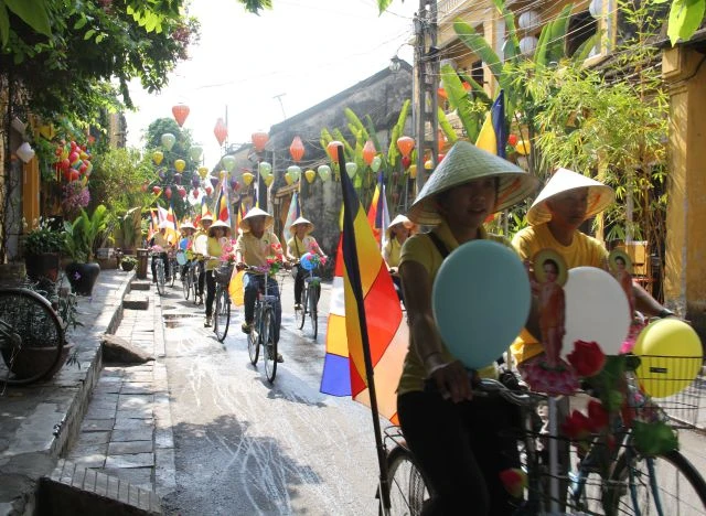 Nét đẹp nơi phố Hội: đạp xe mừng Phật đản ảnh 3 hoian 3.jpg