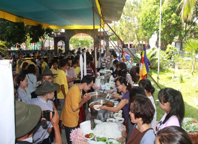 Nét đẹp nơi phố Hội: đạp xe mừng Phật đản ảnh 4 hoian 4.jpg