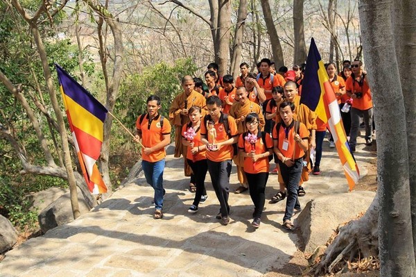 150 bạn trẻ lên núi Thị Vải mừng Phật đản ảnh 1 nhansinh 1.jpg