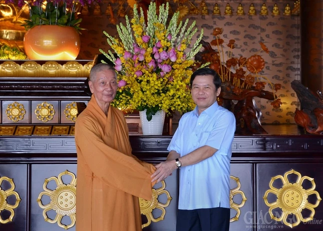 Vien KSND chuc mung P_ (3).JPG