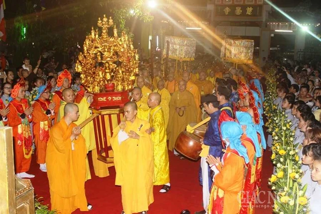 TT-Huế: Thiêng liêng lễ rước Phật ở cố đô ảnh 1 22.jpg
