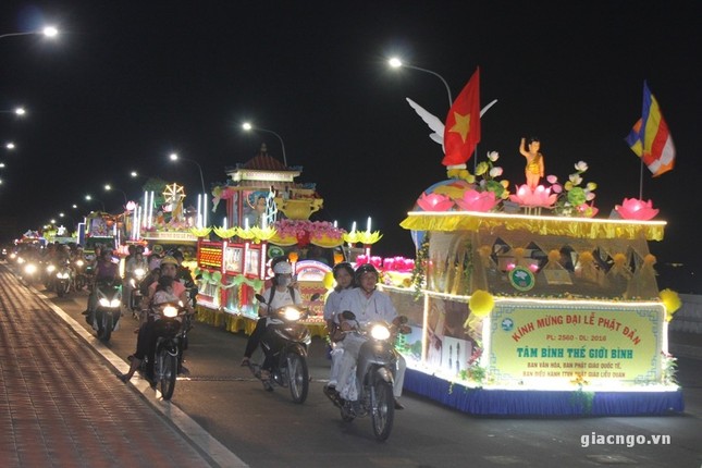 TT-Huế: Diễu hành xe hoa cúng dường Phật đản ảnh 1 3.jpg