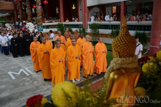 Suốt cả đêm "Tam bộ nhất bái" mừng Phật đản ảnh 1 a sing 10.jpg