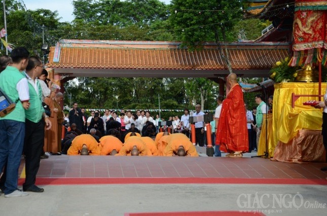 Suốt cả đêm "Tam bộ nhất bái" mừng Phật đản ảnh 2 a sing 11.jpg