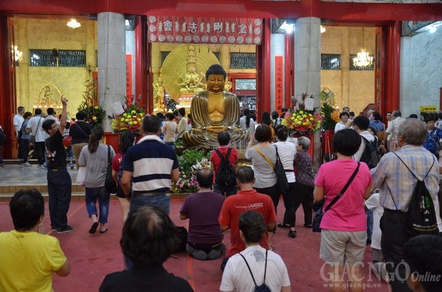 Suốt cả đêm "Tam bộ nhất bái" mừng Phật đản ảnh 11 a sing 2.jpg