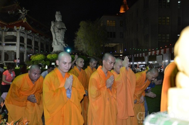 Suốt cả đêm "Tam bộ nhất bái" mừng Phật đản ảnh 6 a sing 4.jpg
