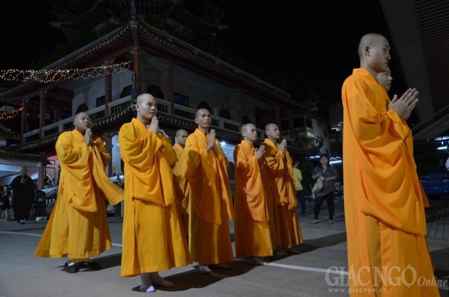 Suốt cả đêm "Tam bộ nhất bái" mừng Phật đản ảnh 9 a sing 8.jpg