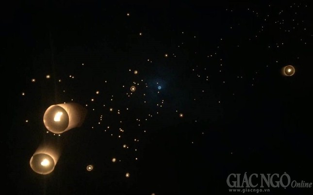 Chùm ảnh: Ấn tượng về lễ hội ánh sáng vì hòa bình ảnh 12 H12.jpg