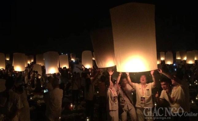 Chùm ảnh: Ấn tượng về lễ hội ánh sáng vì hòa bình ảnh 8 H8.jpg
