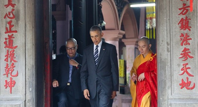 GS Dương Ngọc Dũng và sư trụ trì Thích Minh Thông bên cạnh TT Obama tại chùa Ngọc Hoàng. Ảnh: Hải An. Nguoi huong dan ong Obama o chua Ngoc Hoang ke gi? hinh anh 2
