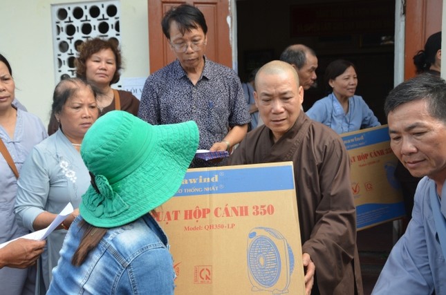 Ban Hoằng pháp T.Ư tặng 400 phần quà đến ngư dân ảnh 1 tang qua ngu dan1.jpg