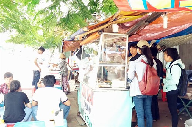 Làng Đại học & thông điệp từ những bữa cơm chay ảnh 1 comchay sv.jpg