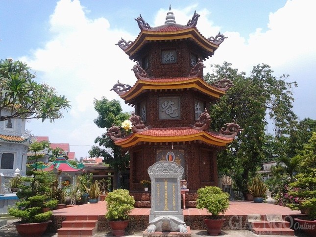 Kiến trúc ngôi mộ tháp đá ong ở ngôi chùa cổ ảnh 1 mothap1.jpg