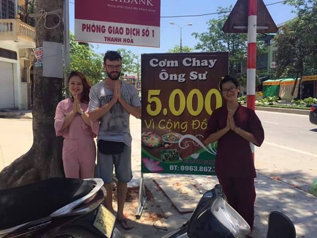 Ông Tây ở quán chay 5.000 đồng ảnh 1 ongtay 2.jpg