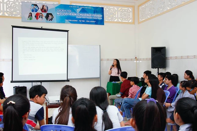 Anh 1 Khong khi cua buoi hoc tai chua Hoi Duc.jpg