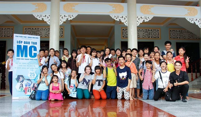 Anh 4 Tap the lop chup hinh luu niem voi khach moi .jpg