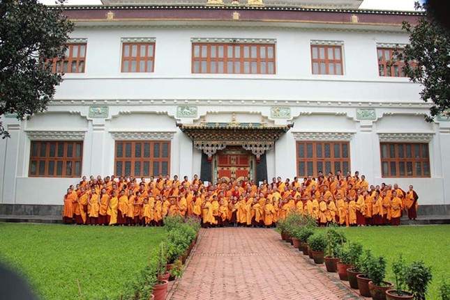 Cô gái Việt Nam đầu tiên trong tu viện Nepal ảnh 1 1-tuvi_nkanyingshedrubling_FDWB.jpg