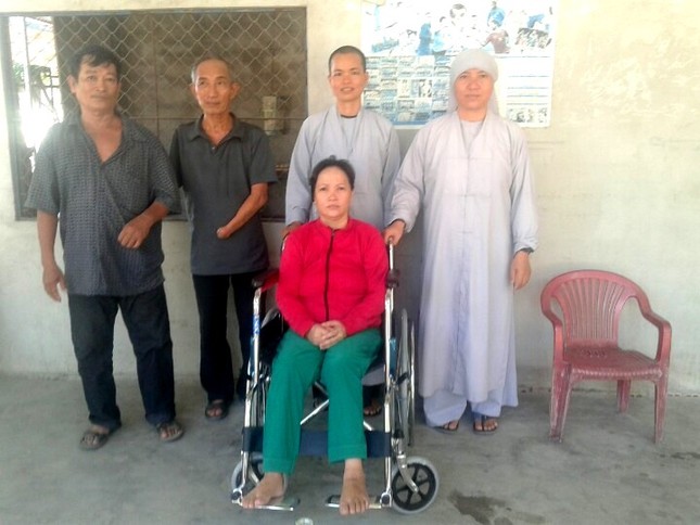 Chùa Bảo Quang tặng 9 xe lăn cho người khuyết tật ảnh 1 Xe lan2.jpg