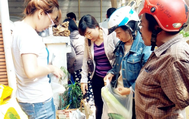 Anh 5 Nhan vien dang giup khach chon hang.jpg