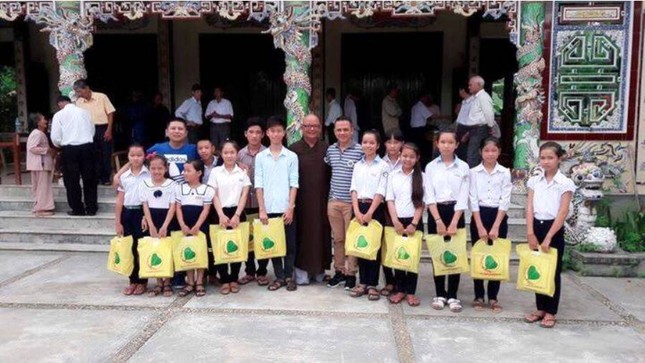 Tặng quà đến học sinh nghèo, người khiếm thị ảnh 1 13598962_1129771900429233_206263538_n.jpg