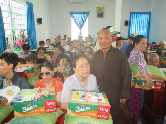 Tặng quà đến học sinh nghèo, người khiếm thị ảnh 2 unnamed.jpg