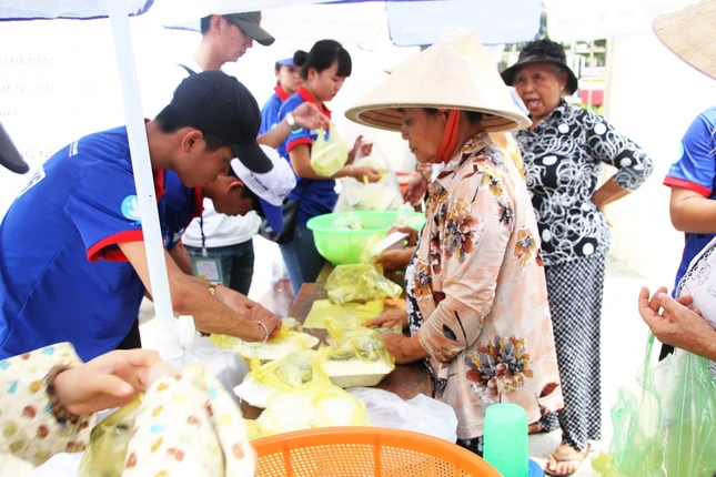 phat com cho sinh vien.jpg