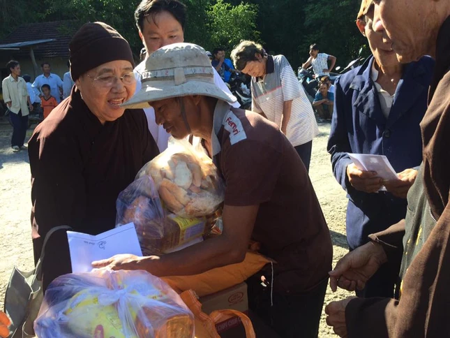 Chùa Phước Viên, Lâm Quang tặng 400 phần quà ảnh 1 anh Quang Ngai.jpg