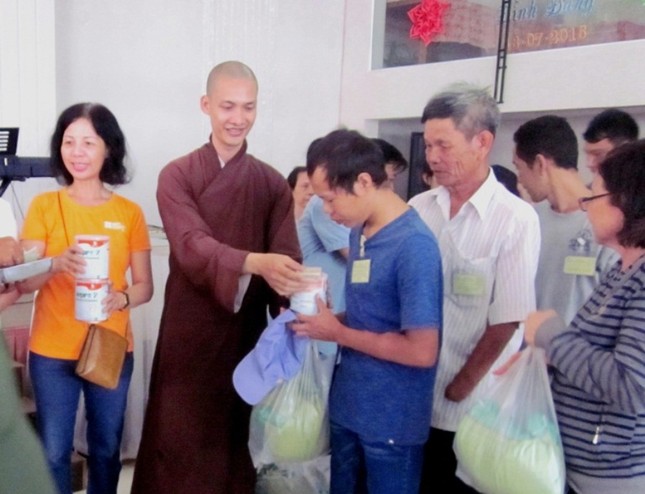 TẶNG QUÀ CHO BỆNH NHÂN BỊ THẬN.JPG