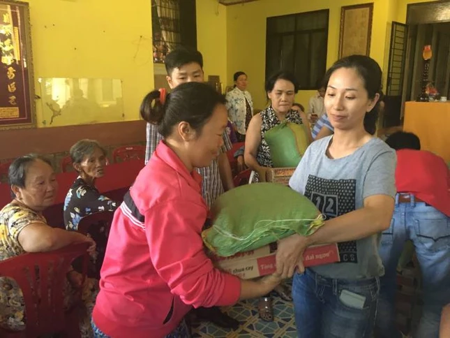 Tặng quà bà con DIÊN TOÀN.jpg