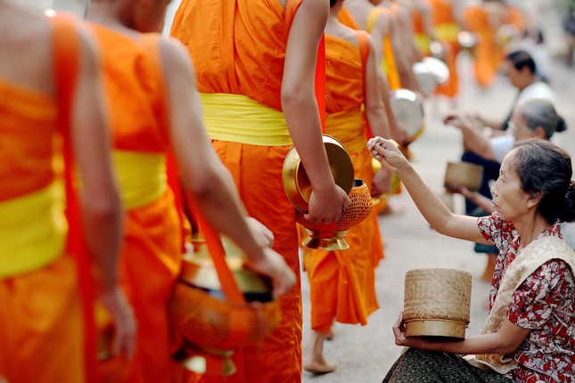 Vu lan, cúng dường, bố thí đúng pháp ảnh 1 nsgn.jpg