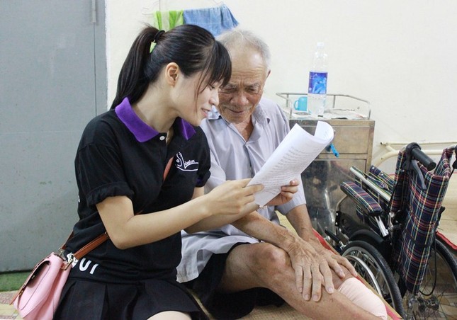 Hoa hồng Vu lan đến với bệnh nhân ảnh 3 3vl.jpg