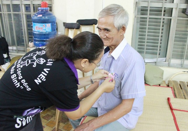 Hoa hồng Vu lan đến với bệnh nhân ảnh 5 5vl.jpg