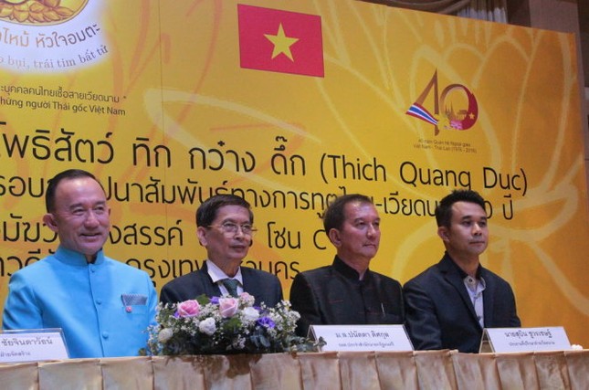 Bộ trưởng chánh văn phòng Thủ tướng Thái Lan Panadda Diskul (trái) và ông Sudhep Silpangam (thứ 2 từ phải sang) phát biểu tại buổi ra mắt dự án tại Bangkok ngày 24-8 - Ảnh: Ngọc Đông 1-thai-lan-1471950252_jpg.jpg