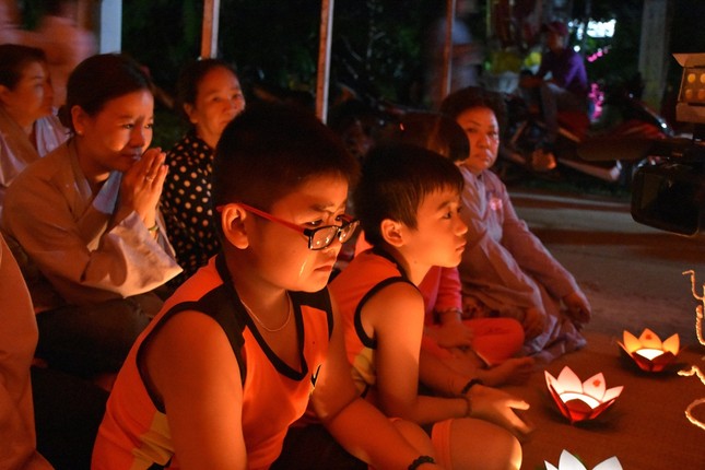 BE XUC DONG KHI NGHE NOI VE CONG LAO CHA ME.JPG