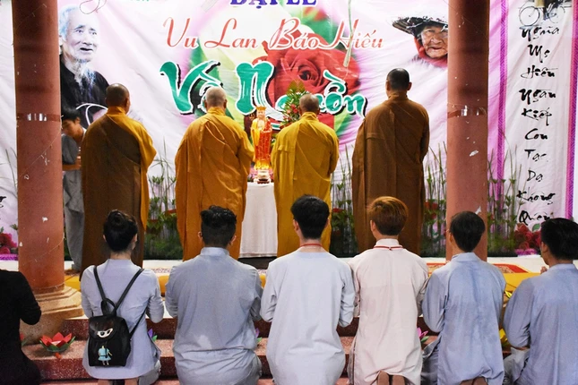 DANG HUONG BUOI LE HOAI NIEM.JPG