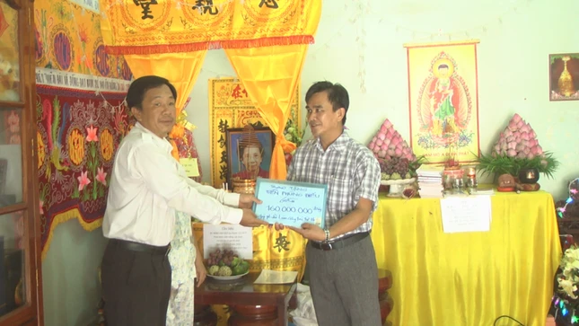 Anh Chau trao tien phunng dieu me cho dai dien Hoi Khuyen  hoc dia phuong.bmp