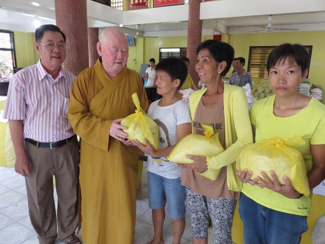 Chùa Liên Hoa với 500 triệu tiền không đốt vàng mã ảnh 1 trao qua vulan.jpg