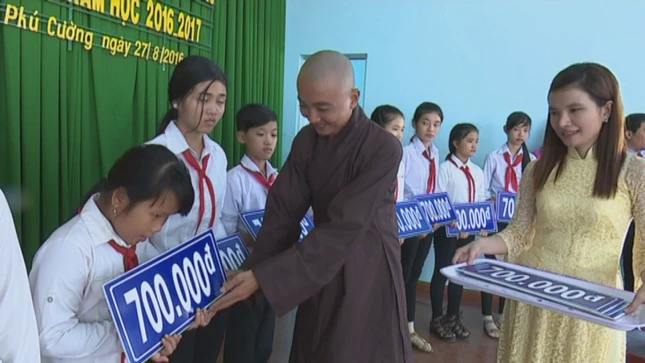 Nha su trao hoc bong cho Hs ngheo.bmp