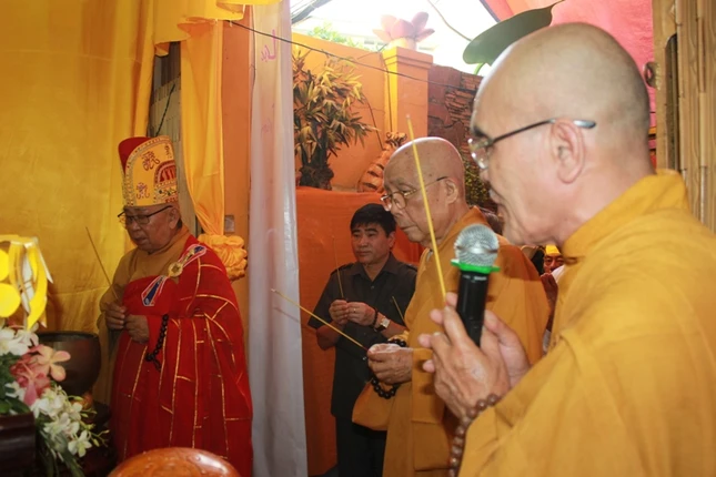 Cung tống kim quan HT.Thích Nhuận Hòa trà-tỳ ảnh 1 tang.1.JPG