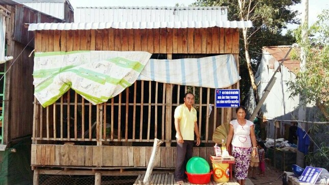 Hội Từ thiện “Kết nối yêu thương” tặng 2 căn nhà ảnh 1 Trao nha tinh thuong va qua cho ho ngheo o Cao Lanh.jpeg