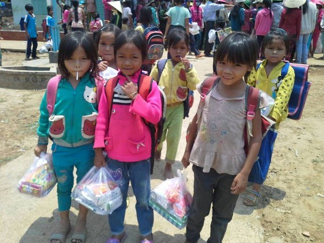 Tặng học bổng, xe đạp, đồng phục cho học sinh ảnh 2 H1.jpg