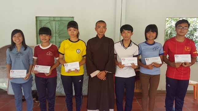 Tặng học bổng, xe đạp, đồng phục cho học sinh ảnh 4 hct.jpg