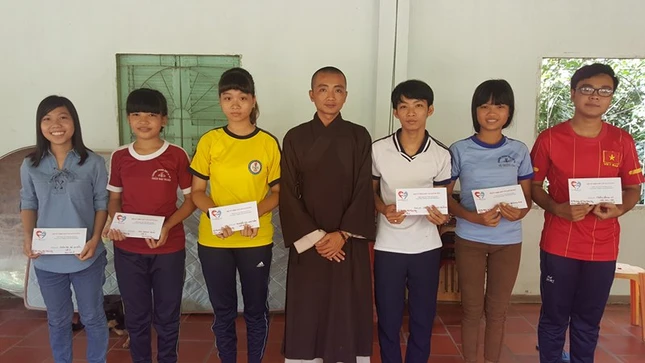 Tặng học bổng, xe đạp, đồng phục cho học sinh ảnh 4 hct.jpg