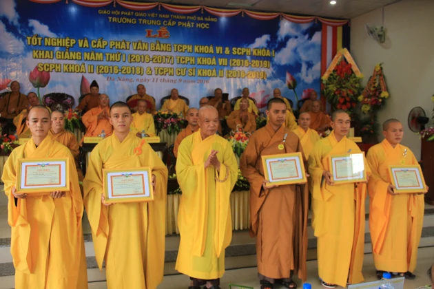 Lễ tốt nghiệp và khai giảng tại Trường TCPH Đà Nẵng ảnh 4 IMG_0072.jpg