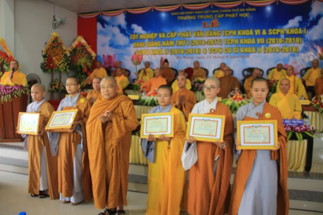 Lễ tốt nghiệp và khai giảng tại Trường TCPH Đà Nẵng ảnh 6 IMG_0080.jpg