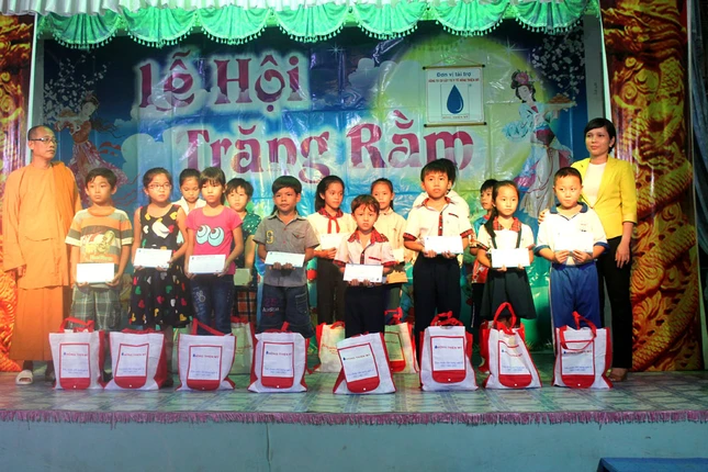 trao hoc bong hs ngheo hieu hoc.JPG